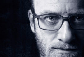 Homme de 45 ans portant des lunettes progressives