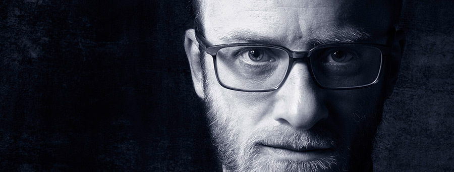 Homme de 45 ans portant des lunettes progressives