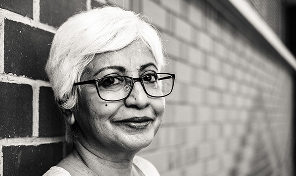 Femme de 50 ans avec des lunettes progressives